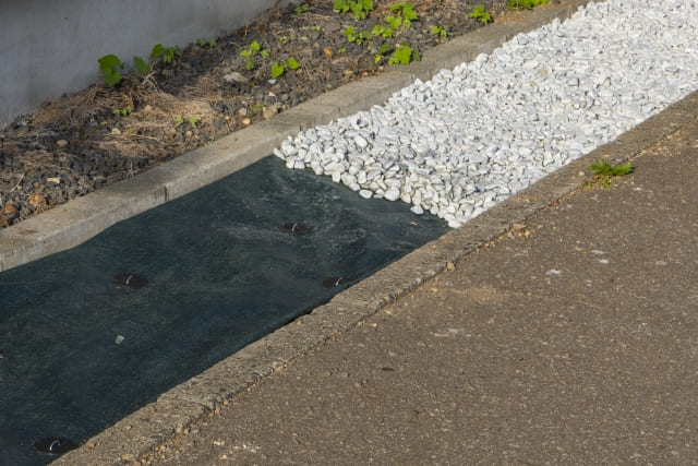 防草シートの上に砂利以外の選択肢