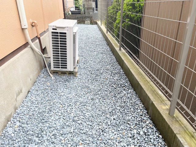 防草シートの上に砂利で雑草対策