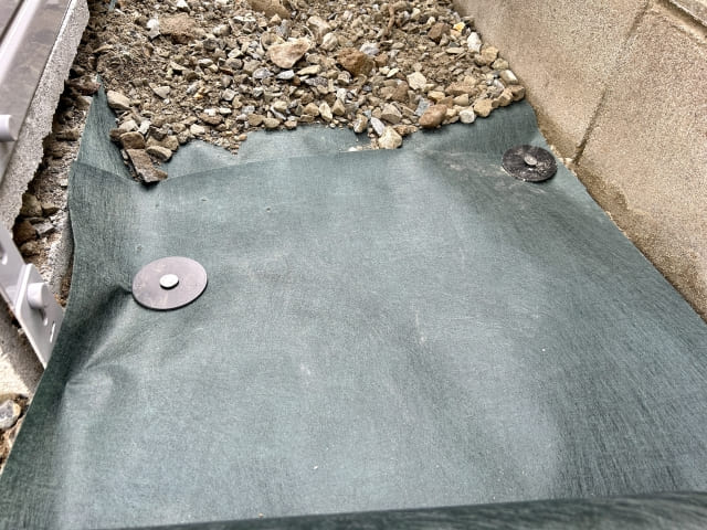 防草シートの上に砂利を敷く効果と施工