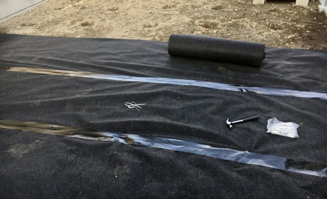 防草シートのピン間隔と施工にかかる手間